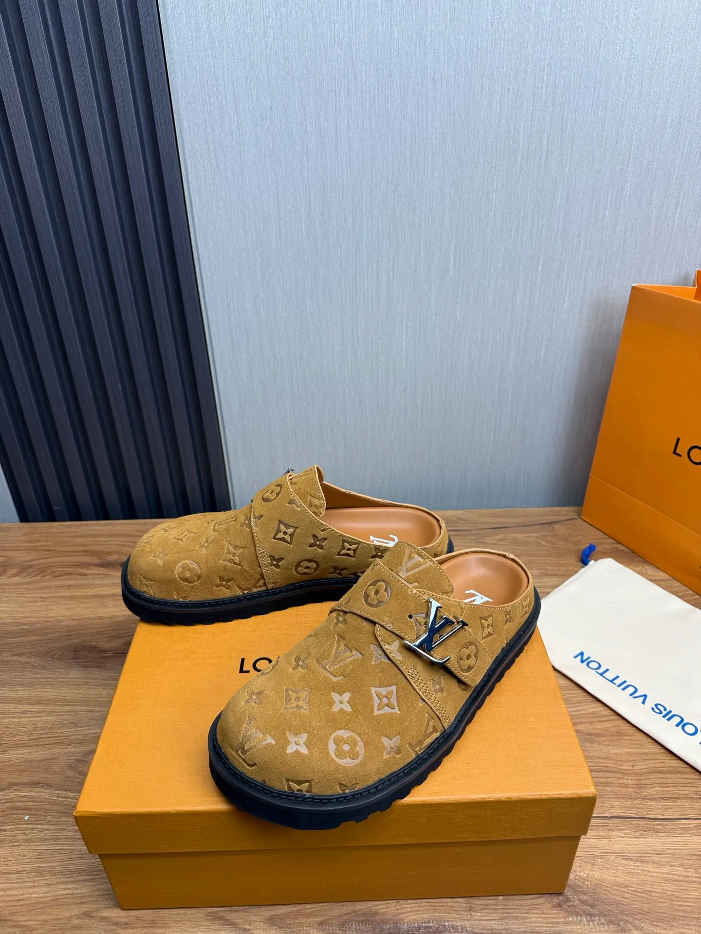 Men's men's shoes 460💰 Lv. Popular couple slippers hot sale🩷💚 🩴Official website one to one production 35-45 sizes 45 46 🉑️Customized!